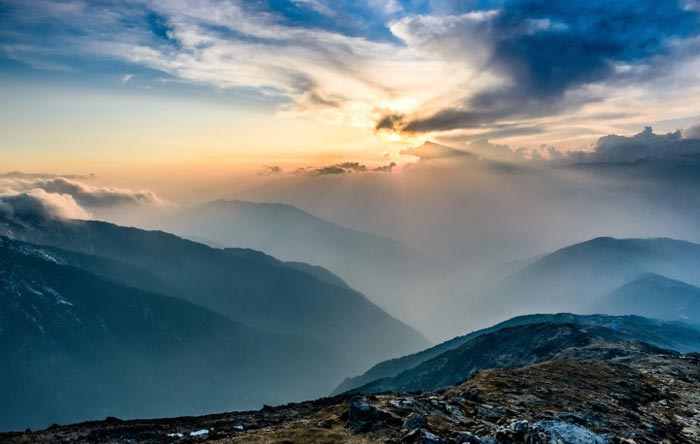 Sonnenaufgang in den Bergen bei Nebel