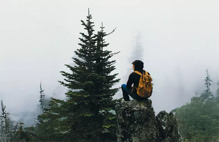 Mann im Nebel in den Bergen