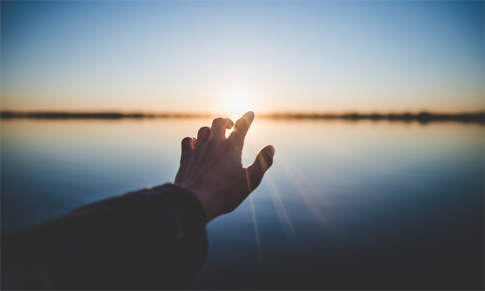 Hand mit Sonnenuntergang