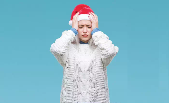 Frau mit Weihnachtsmütze