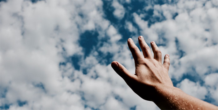 Hand und Wolken